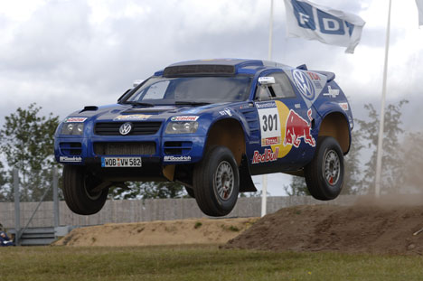 Noget af stemningen fra Dakar Rally er genskabt på inderkredsen af FDM Jyllandsringen, hvor den hurtige Volkswagen Race Touareg 2 er flyvende.